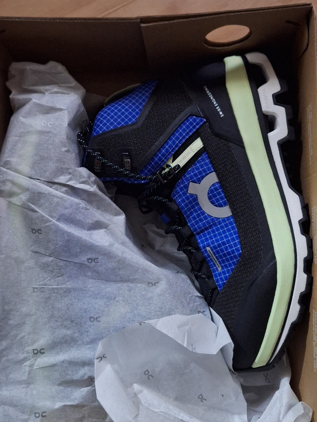 Oncloud Running Trail Boot In Blue With Black Accents 9.5 Womens, 8 Mens.